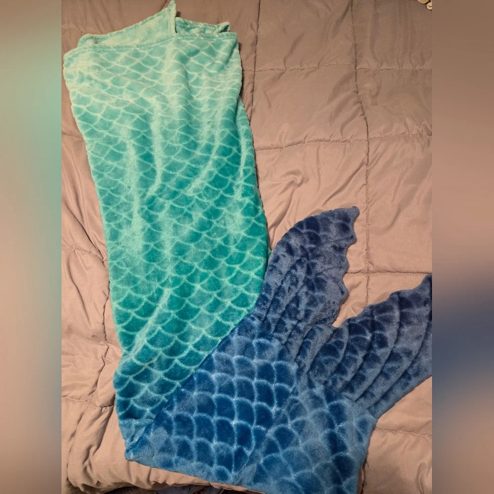 Pillowfort Blue Ombre Mermaid Tail Blanket
